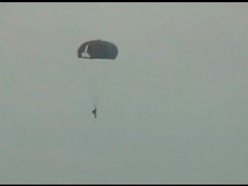 Lieutenant colonel MS Dhoni makes first para jump for territorial army