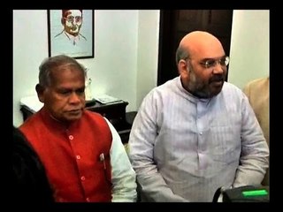 Meeting at Amit Shah's residence ends, Manjhi and Shah share sweets