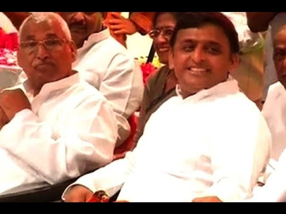 Huge Shuffle in Akhilesh's Cabinet: 8 ministers sacked, portfolios taken away from 9