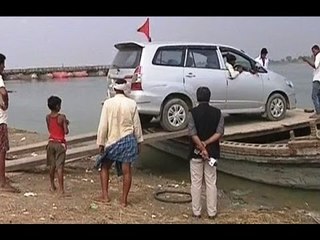 SHOCKING state of development in Bihar: No bridge built to reach Raghopur
