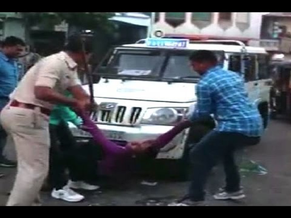 Surat: Police beats up eve teasers mercilessly