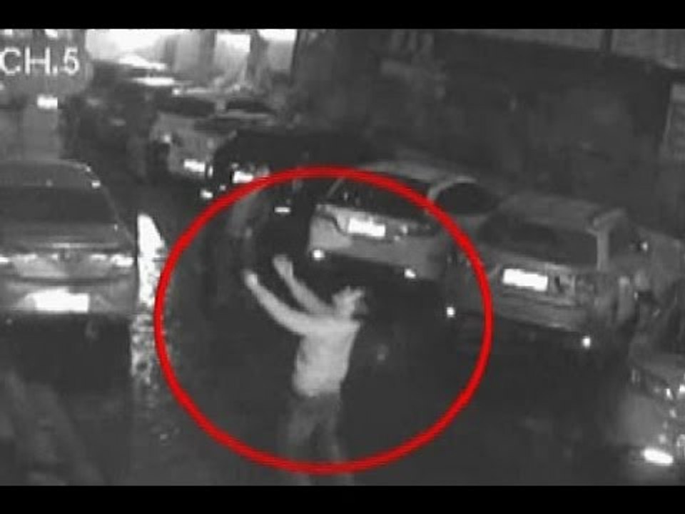 China: Man tries to save a woman falling from 11th floor