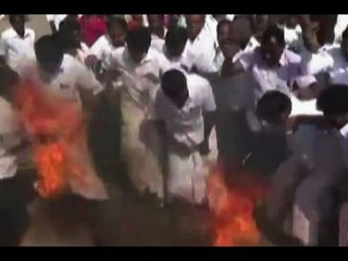 AIADMK protesters's dhotis catches fire while burning the effigy of Vijayakanth