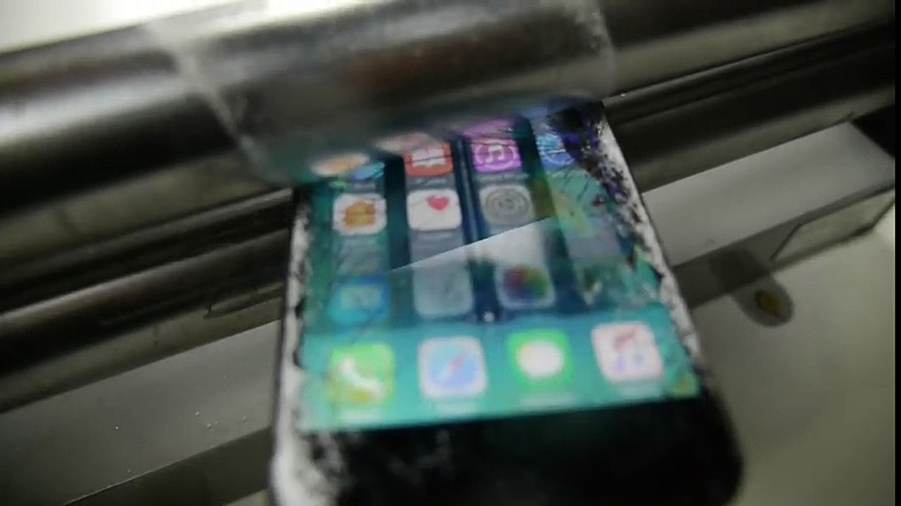 What Happens If You Squash iPhone 7 in a Metal Roller