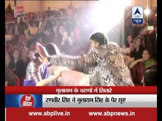 Saifai Mahotsav: Ranveer Singh touches Mulayam Singh's feet