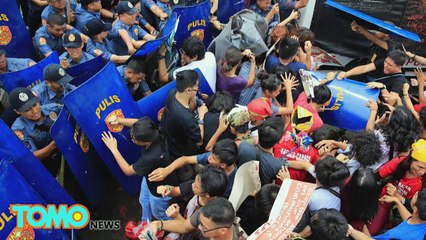 Van da policia das filipinas atropela protestadores na embaixada dos EUA.