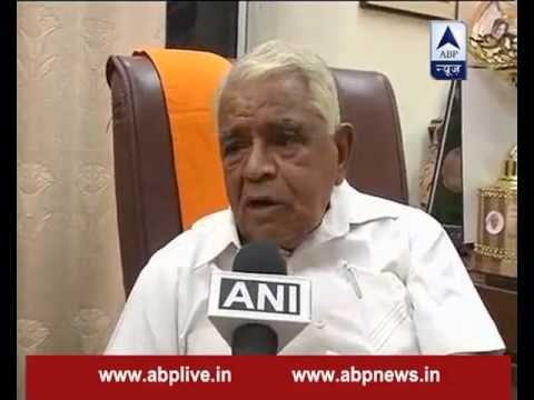 MP minister Babulal Gaur touches woman inappropriately