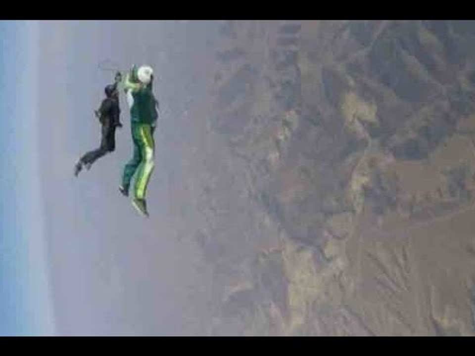 Skydiver Luke Aikins sets record for highest jump without parachute video Dailymotion