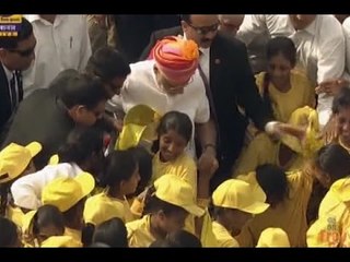 下载视频: 70th Independence Day: PM Modi in mid of school children after addressing nation from Red Fort