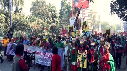 জাতীয় পতাকা প্রতি এই পথ বালকের ভালোবাসা