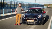 Volkswagen Golf GTI против MINI John Cooper Works_ Битва года