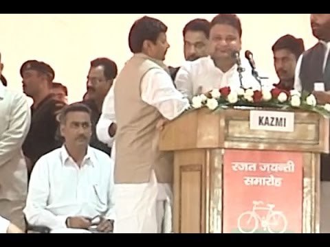 Shivpal Yadav shoves SP leader Javed Abidi on stage during Silver Jubilee celebrations in