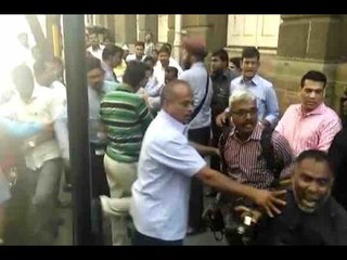 Photographers beaten up by Cyrus Mistry's security staff outside Bombay House