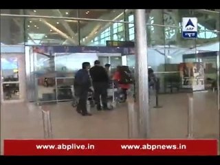 Скачать видео: Demonetisation: Amount worth Rs 15 lakh to Rs 50 lakh recovered from a man at Delhi airpor