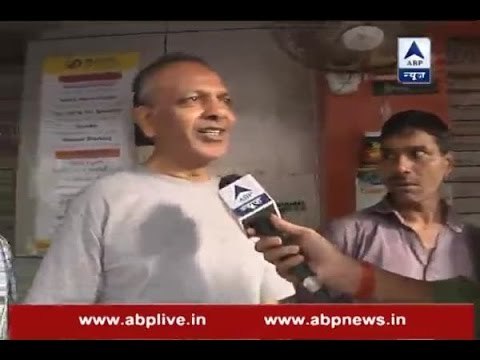 Long queue outside banks to deposit and exchange demonetised Rs 500/Rs 1,000 currency