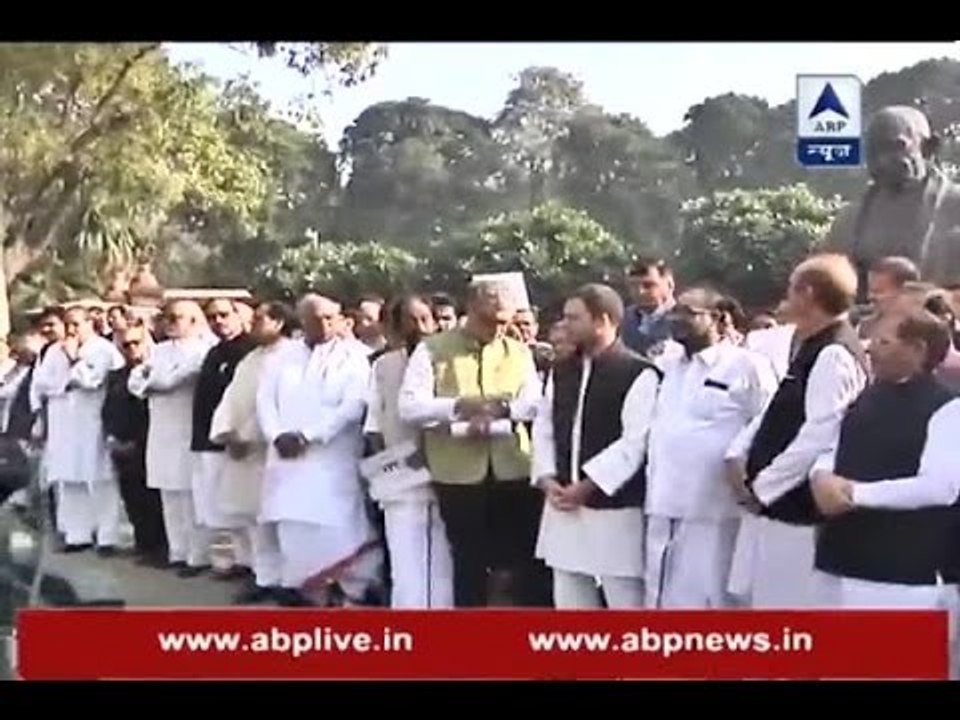 Delhi: Leaders of Opp parties form a human chain in protest against demonetisation