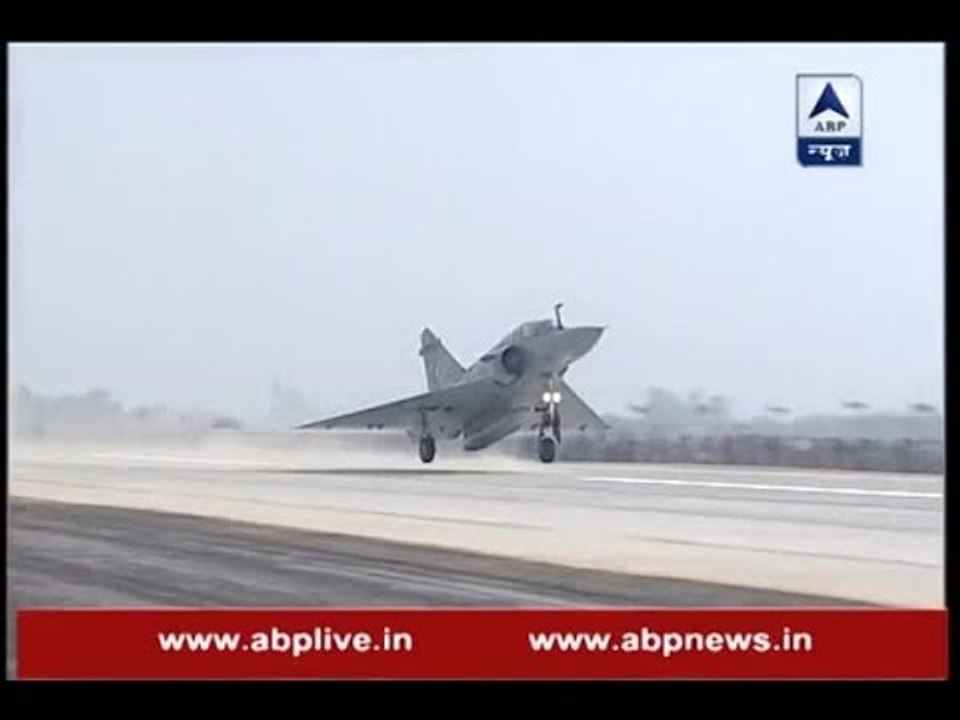 Unnao: IAF jets touch down on Agra-Lucknow expressway