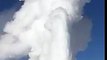 Eruption d'un Geyser géant transformé en neige dans le parc de Yellowstone aux USA