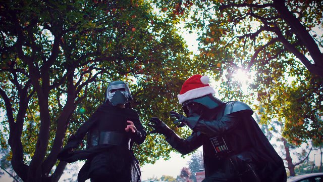 Dark Vador se la joue père Noël avec Kylo Ren !