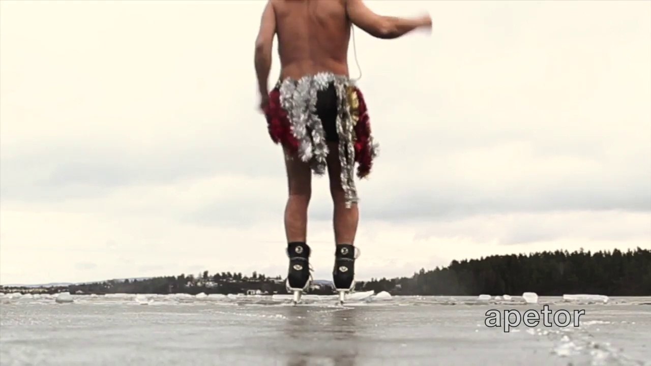 En caleçon sur un lac gelé en Norvège avec de la vodka.. Joyeux Noel !