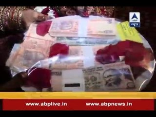 Man gifts change of 10,000 Rs at a wedding