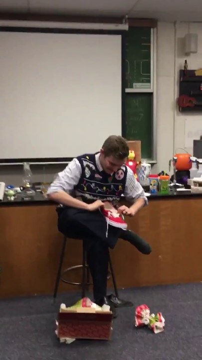 Ce prof reçoit des chaussures Vans par ses élèves à Noël
