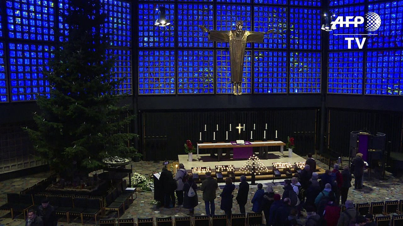 Attentat: les Berlinois signent le livre des condoléances