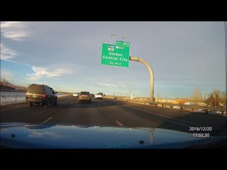 Réfléchit à deux fois avant de sauter de la voiture en marche! Idiot de chien