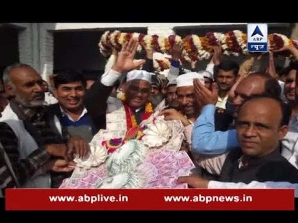 Bijnor: BSP MLA lectures on note ban after wearing garland of new notes