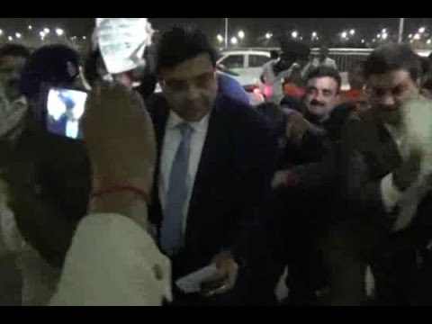 Kolkata: Congress workers show black flags to RBI Governor Urjit Patel