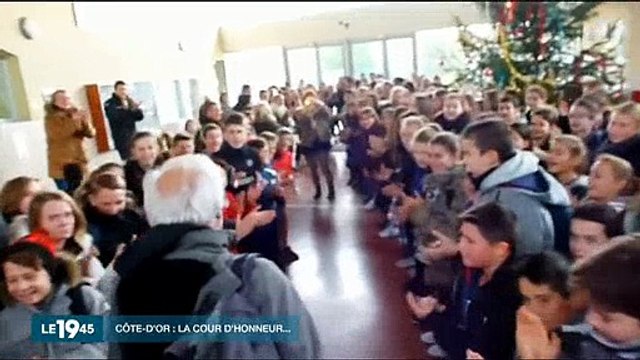 Buzz : Un professeur part à la retraite avec une haie d'honneur de ses élèves - Regardez