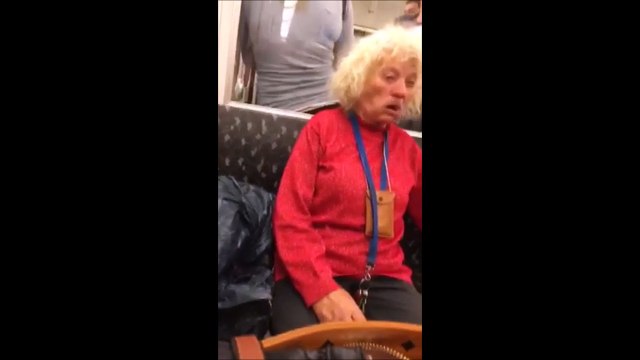 Mamie joue avec son dentier dans le métro... EURK