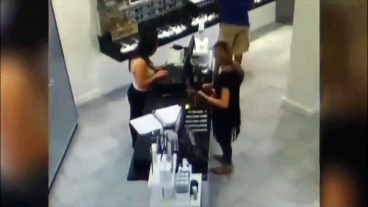 battery from vaporizer causes woman's purse to burst into flames