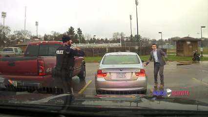 Un policier fait le noeud de cravate d'un étudiant