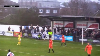 Un joueur de D6 anglaise marque un but génial à la Dennis Bergkamp