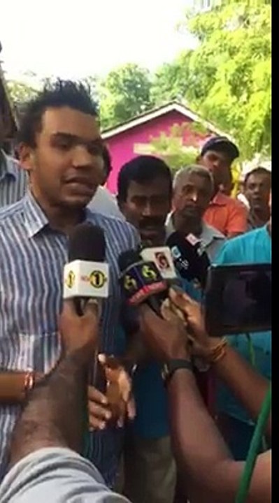 මේක ආණ්ඩුවක් නෙමේ පාණ්ඩුවක් ...දුන්නේ බජට් එකක් නෙමේ සැලඩ් එකක් ...වැඩිකල් දුවන්නේ නෑ ...මහින්දගේ ආණ්ඩුවක් අතළග