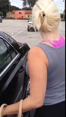 Un pervers hallucine totalement en voyant les fesses d'une femme et se met à la filmer