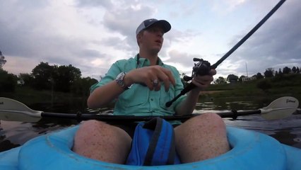 Un pêcheur en kayak a une mauvaise surprise...