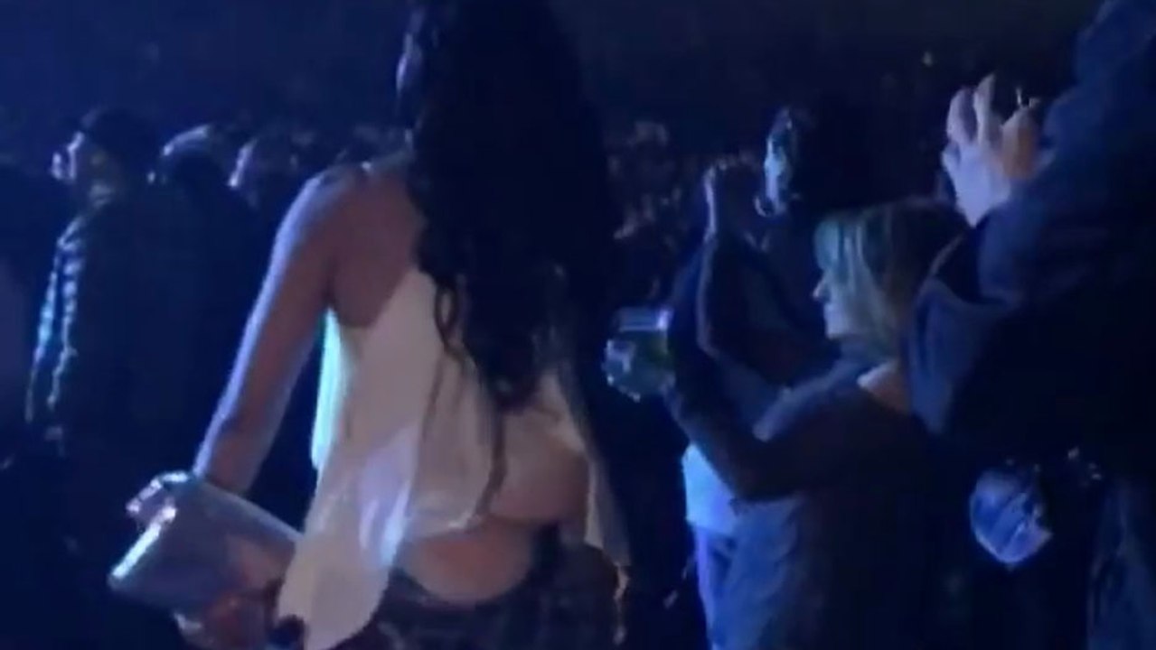 Elle perd ses fausses fesses en dansant