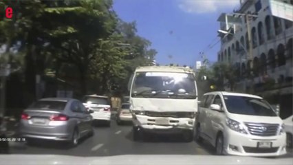 Thaïlande: une camionnette folle emboutit 41 voitures