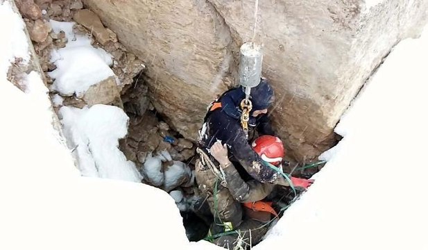 Kartopu oynarken çukura düşen çocuğu itfaiye kurtardı