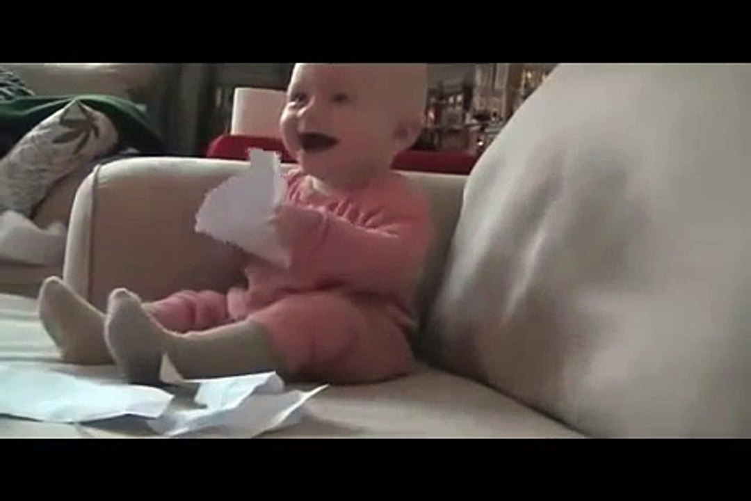 Bébé qui rigole au bruit du papier déchiré !! - Baby laughing at ripped paper !!