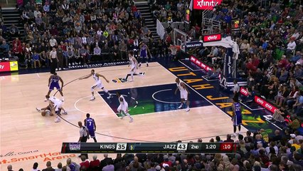 Joe Ingles balance une passe de contre-attaque... assis sur le parquet ! UHD