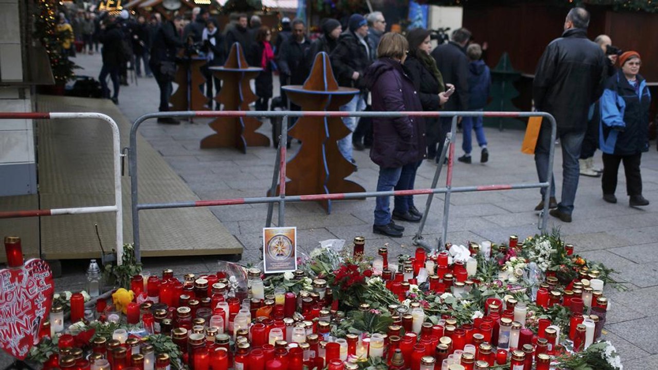 Berlino prova a tornare alla normalità, riapre il mercatino di Natale