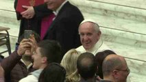 El papa Francisco reúne a los empleados del Vaticano para felicitar la Navidad
