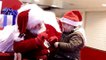 Le Père Noel utilise le langage des signes pour demander ce que veut cette fille