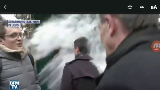 Manuel Valls enfarinée à Strasbourg pour les Fêtes de Noël