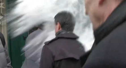 Manuel Valls enfariné à Strasbourg