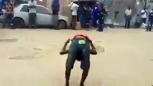 Incroyable: Cet homme a du caoutchouc dans ses articulations!