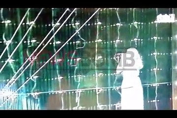 Ajola Xoxa duke kënduar